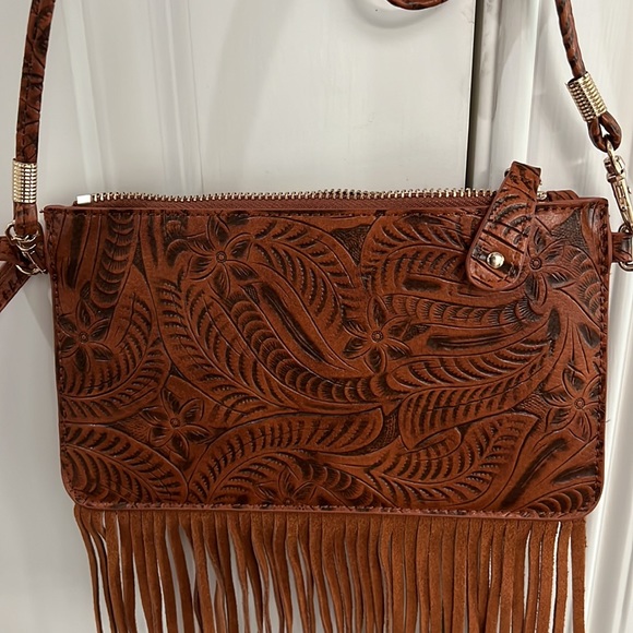 NWOT FREE PEOPLE BOHO FESTIVAL TOOLED LEATHER FRINGE BAG / WRISTLET Z4-7 - Picture 3 of 4